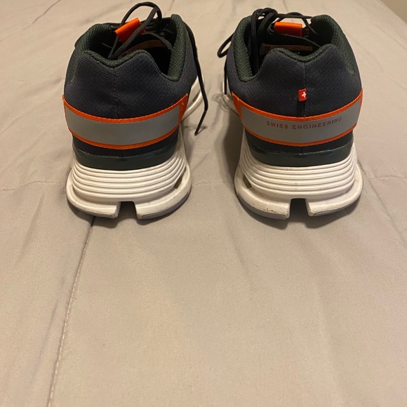 On Cloud Running Shoes - Picture 4 of 7